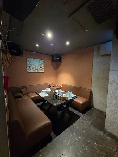 브라운 소파와 테이블이 배치된 강남 도파민 실제 룸
